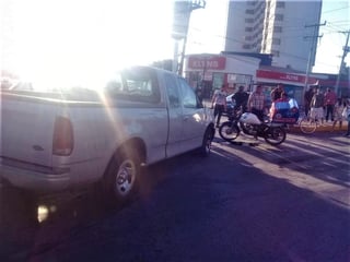La camioneta y la motocicleta fueron aseguradas por los peritos y depositadas en las instalaciones del corralón municipal. (EL SIGLO DE TORREÓN)
