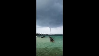  Un tornado dentro del mar fue captado este lunes por pescadores y hoteleros en la Riviera Maya, de Punta Maroma hacia Tulum, en la zona norte de Quintana Roo. (ESPECIAL)