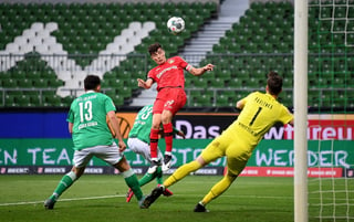 Kai Havertz anotó de cabeza el primer tanto del partido, en el que Bayer Leverkusen se impuso 4-1 al Werder Bremen. (EFE)
