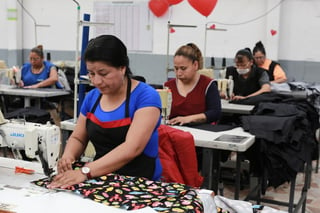 El personal ocupado total en las industrias manufactureras del país registró un descenso de 2.4 % anual durante el tercer mes del año. (ARCHIVO) 