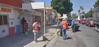 Los detenidos fueron asignados a la zona Centro de la ciudad para realizar labores de limpieza como servicio comunitario. (EL SIGLO DE TORREÓN)
