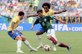 Carlos Vela donó el jersey que usó con su selección nacional en el partido ante Brasil, en los octavos de final del Mundial de 2018. (ARCHIVO)