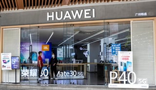 La semana pasada el gobierno de Estados Unidos dio a conocer nuevas restricciones que prohibirían a compañías del país vender software y hardware a Huawei lo que pone en riesgo ciertos procesos estratégicos de semiconductores y podría afectar de manera importante la fabricación de dispositivos de la empresa china. (ARCHIVO) 