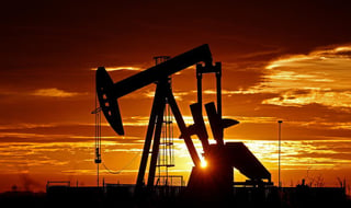 El precio del petróleo intermedio de Texas (WTI) cerró este martes con una subida del 2,14 %, hasta los 32,50 dólares el barril, un aumento que coincide con la expiración de los contratos de crudo para junio y evoca los niveles de mitad de marzo. (ARCHIVO)