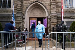 Andrew Cuomo, gobernador de Nueva York, se comprometió este miércoles a trabajar para que las ceremonias religiosas recuperen la normalidad cuanto antes pese a alza de muertes por COVID-19. (ARCHIVO) 