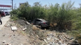 El vehículo responsable terminó destrozado en un terreno baldío que se ubica por la carretera. (EL SIGLO DE TORREÓN)