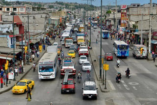 En la capital de Guayas se pudo ver desde primeras horas de este miércoles comercios abiertos y más movimiento en las calles. (EFE) 