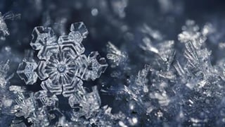 La superficie del hielo puede estar en tres estados diferentes y, cuando la temperatura sube y el hielo pasa de un estado a otro, se produce un cambio súbito en la tasa de crecimiento que provoca las distintas formas que tienen los cristales de nieve de la atmósfera. (ESPECIAL) 