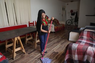 En México, las trabajadoras del hogar fueron de las primeras personas en ser despedidas o enviadas a sus casas sin goce de sueldo, dijo Marcela Azuela Gómez, coordinadora del Colectivo Hogar Justo Hogar. (ARCHIVO) 