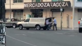 A través de las redes sociales, locatarios del mercado Zaragoza denunciaron que una carroza, propiedad de la funeraria Ramírez, ubicada en la ciudad de Veracruz, tiró un cadáver frente a los establecimientos. (ESPECIAL)