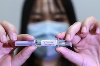 Los resultados de la primera fase de los ensayos clínicos de un candidato a vacuna en China demuestran que esta es segura, bien tolerada y capaz de generar una respuesta inmunológica contra el coronavirus SARS-CoV-2 en humanos. (ARCHIVO) 