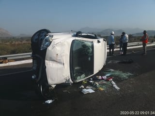 La mañana de este viernes se registró la volcadura de un vehículo sobre la autopista Gómez Palacio-Durango. (EL SIGLO DE TORREÓN)