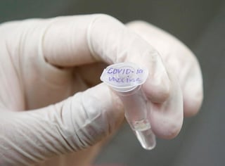 Investigadores de la Universidad de Oxford, en Reino Unido, anunciaron hoy que comenzarán las próximas fases de sus ensayos clínicos para elaborar una vacuna contra la COVID-19, en las que reunirán miles de voluntarios. (ARCHIVO) 