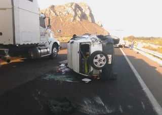 El vehículo se impactó contra la protección lateral de la carretera y terminó volcado.