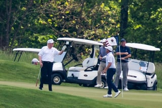El mandatario fue captado por medios locales jugando golf rodeado por integrantes del Servicio Secreto y otros acompañantes que permanecían a cierta distancia de él. (EFE)