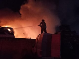 Voraz incendio acaba con más de 300 autos chatarra que se encontraban apilados en las instalaciones del corralón de Grúas Laguna ubicado sobre el bulevar El Tajito, de Torreón. (ARCHIVO)