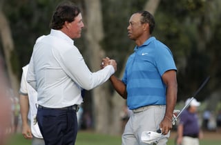 Los estelares Phil Mickelson (i) y Tiger Woods se volverán a encontrar en un campo de golf.