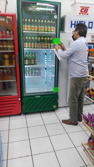 Debido a que se detectó aglomeración de personas para comprar cerveza, los inspectores municipales procedieron a la clausura de los refrigeradores de los comercios en Torreón. (CORTESÍA)