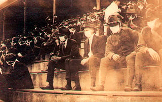 Aficionados con mascarillas observan un partido de futbol americano de la Universidad Georgia Tech, en plena pandemia de gripe española en 1918.