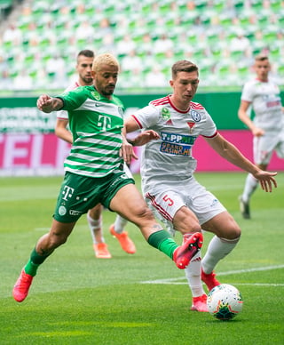 El actual campeón Ferencvaros vino de atrás para derrotar 2-1 al Debrecen, con lo que amplió su ventaja en la cima del torneo.