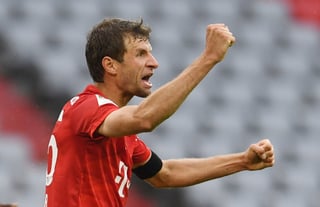 Thomas Müller celebra luego de marcar el segundo tanto del Bayern, en la victoria 5-2 sobre Eintracht.
