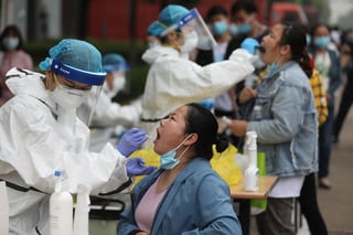 La central ciudad china de Wuhan aceleró hoy la aplicación de las pruebas de detección de nuevos positivos por coronavirus, de acuerdo con la Comisión Nacional de Salud (NHC), donde la mitad de la población ya ha sido objeto de los exámenes. (ARCHIVO) 