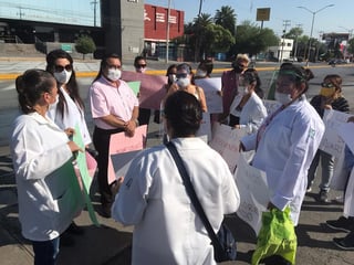 Fue la mañana de hoy que alrededor de 14 trabajadores de salud, se dieron cita en la oficina de la delegación, ubicada en el Boulevard Venustiano Carranza. (EL SIGLO COAHUILA)