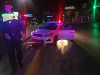 La madrugada de este domingo, un joven perdió el control del vehículo que conducía y terminó sobre el camellón central frente a un conocido centro comercial de la ciudad de Gómez Palacio. (ARCHIVO)
