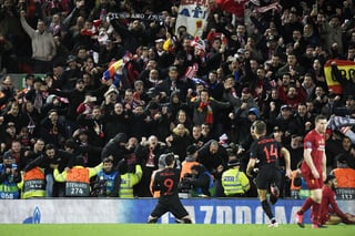 El duelo entre Liverpool y Atlético de Madrid de la Champions se jugó el 11 de marzo y registró un lleno, incluidos casi tres mil aficionados del equipo español; según un estudio esto causó varias muertes por COVID-19. (ARCHIVO)