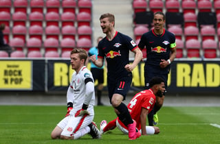 Timo Werner celebra luego de anotar su segundo gol del partido, en la goleada 5-0 del Leipzig sobre el Mainz. (AP)