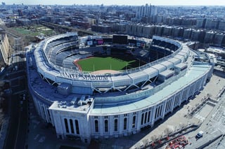 Vista aérea del Yankee Stadium. Ayer, Andrew Cuomo, gobernador de Nueva York, dijo que los equipos de la ciudad pueden reabrir sus instalaciones para entrenar. (AP)