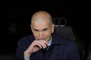 Zidane ya habría sido visto fuera de su casa hace algunos días, por lo que podría ser acusado de ser reincidente por las autoridades españolas. (ARCHIVO)