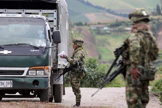  El Ministerio de Defensa de Colombia ordenó el retiro del servicio de nueve oficiales del Ejército por razones que no reveló pero que se producen en medio del escándalo por el espionaje militar a periodistas, opositores y defensores de derechos humanos, y de una investigación interna por corrupción. (ARCHIVO)