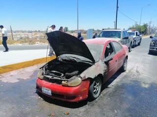 La tarde del lunes elementos del cuerpo de Bomberos, así como agentes de la Policía Municipal se movilizaron sobre el periférico de Torreón a la altura del puente vehicular Álamo, luego de que ciudadanos se comunicaran al 911 reportando el incendio de un vehículo. (EL SIGLO DE TORREÓN)
