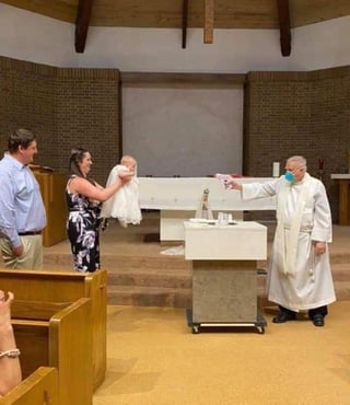 Desde la ciudad de Brownsville, Texas, se viralizó una fotografía donde un sacerdote bautiza a un bebé con una pistola de agua, mientras es sostenido por la madre. (ESPECIAL)