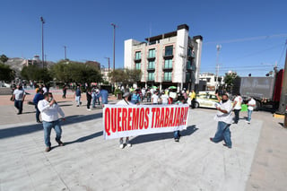 Con cartelones donde expresaban 'Queremos Trabajar', los manifestantes se hicieron escuchar. (FERNANDO COMPEÁN)