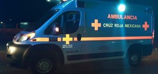 La mujer fue atendida por los paramédicos de la Cruz Roja y trasladada a un hospital. (EL SIGLO DE TORREÓN)
