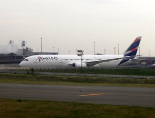 La aerolínea Latam, la mayor de Latinoamérica, se ha declarado en bancarrota en su país de origen, Chile, así como en Perú, Colombia, Ecuador y Estados Unidos. (EFE)