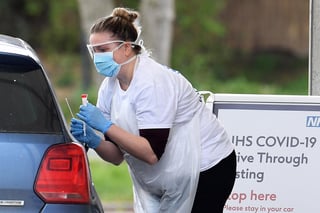 Reino Unido alcanzó hoy 37,048 muertos por COVID-19 en residencias, hogares y domicilios, tras sumar 134 fallecidos, y detectó 2,004 nuevos casos de coronavirus. (ARCHIVO)