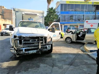 El fuerte choque provocó que el Aveo girara hasta terminar impactado en un hidrante ubicado sobre el camellón, en tanto el camión quedó sobre la calle Rodríguez con dirección de norte a sur.
(EL SIGLO DE TORREÓN)