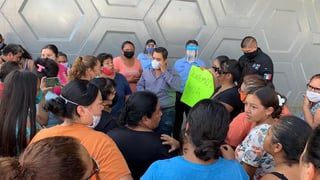 Fueron alrededor de cincuenta personas, en su mayoría madres de familia, quienes poco después de las diez de la mañana, bloquearon el paso hacia Gómez Palacio en periférico y carretera a La Unión, justo a un costado del paso elevado.
(ERICK SOTOMAYOR)