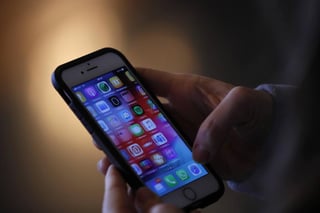 Este miércoles, usuarios de la red móvil de Telcel reportaron problemas para realizar llamadas, mandar mensajes o utilizar su internet, ya que los celulares no presentaban alguna señal. (ARCHIVO)