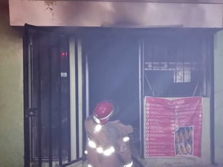 El personal del departamento de Bomberos de Gómez Palacio se encargó de sofocar el fuego. (EL SIGLO DE TORREÓN)