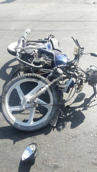 El joven lesionado viajaba en una motocicleta Italika de color azul. (EL SIGLO DE TORREÓN)