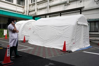 Tokio reportó hoy nueve reinfecciones del nuevo coronavirus en uno de sus hospitales, a tan solo tres días del levantamiento del estado de emergencia y la reanudación de las actividades comerciales. (ARCHIVO) 
