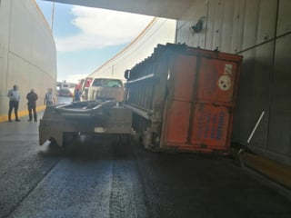 La tarde de este jueves, el operador de un camión de volteo sufrió un accidente en el paso a desnivel que conecta el bulevar Revolución con el Periférico. (EL SIGLO DE TORREÓN)