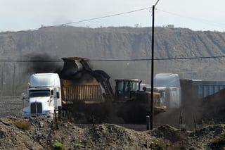 El acto se realiza a las afueras de la Minera del Norte Rio Escondido A.C., subsidiaria de AHMSA, la cual abastece de carbón a las plantas termoeléctricas de la CFE en el municipio de Nava. (ARCHIVO)