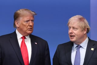 El primer ministro británico Boris Johnson (d) y el presidente estadounidense Donald Trump (i) analizaron el viernes la posibilidad de reunirse en persona en la próxima reunión del Grupo de los Siete en Estados Unidos. (ARCHIVO) 
