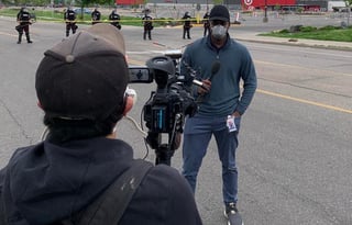 La policía de Minneapolis arrestó ilegalmente a Omar Jiménez, un exbasquetbolista de la Universidad de Northwestern y ahora reportero de la cadena CNN, mientras realizaba una cobertura de los incidentes de las protestas del asesinato del ciudadano afroamericano George Floyd. (TWITTER)