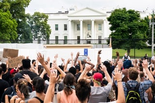 Las protestas por la muerte del ciudadano afroamericano George Floyd llegaron este viernes a la Casa Blanca, donde un nutrido grupo de manifestantes se unió al grito de 'no puedo respirar'. (EFE)